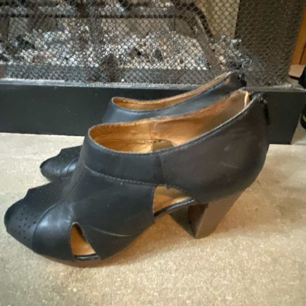 Clarks Chic Black Leather Women's Cutout Heels memory foam size 8 - Picture 1 of 10